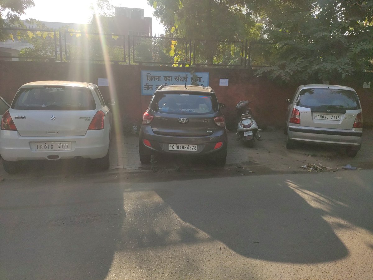 gmhs37c's tweet photo. @trafficchd @DgpChdPolice @sstchandigarh @ChdGovtSchools @rishuraj_chd @Nainamishr94 @MCChandigarh all are requested to look into the issue as trees are tilted but horticulture Dept people not able to do anything as irregular parking near the boundary wall of GMHS 37C. https://t.co/rJs6mrT1we