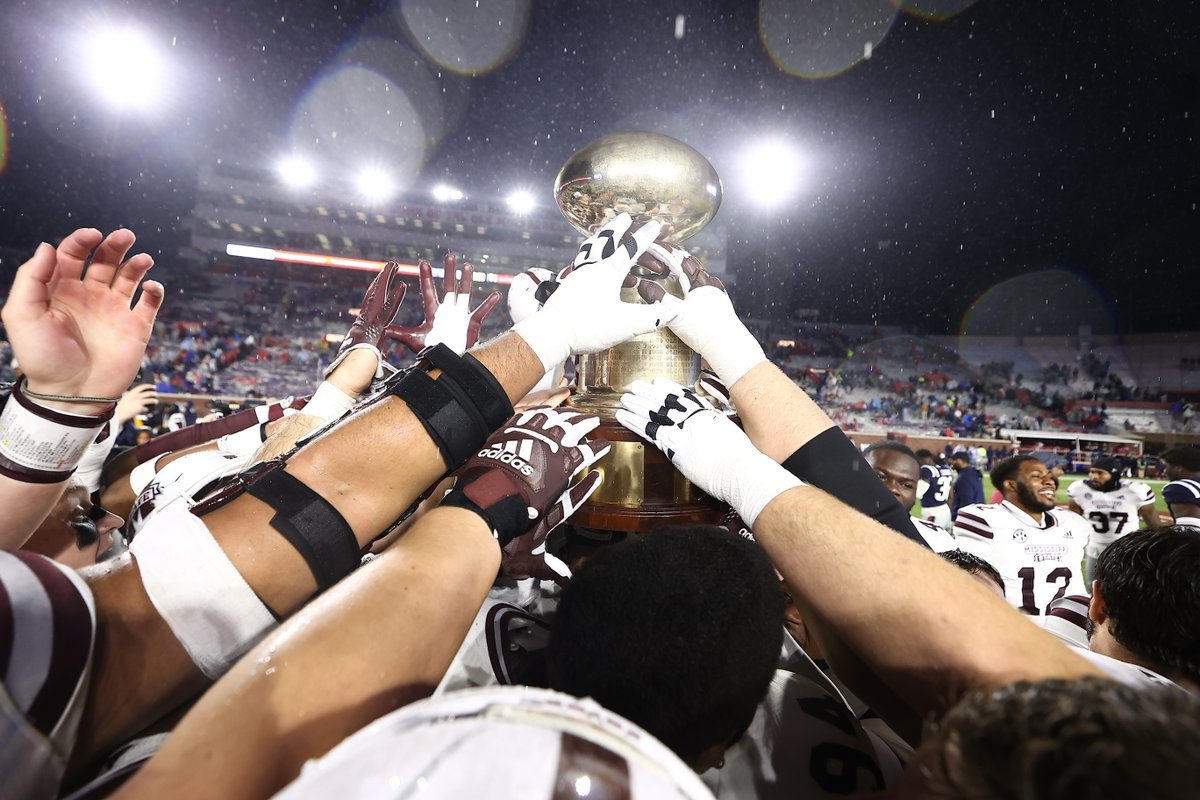 HailStateFB's tweet image. Feeling 𝙂𝙊𝙇𝘿𝙀𝙉 🏆

#HailState🐶