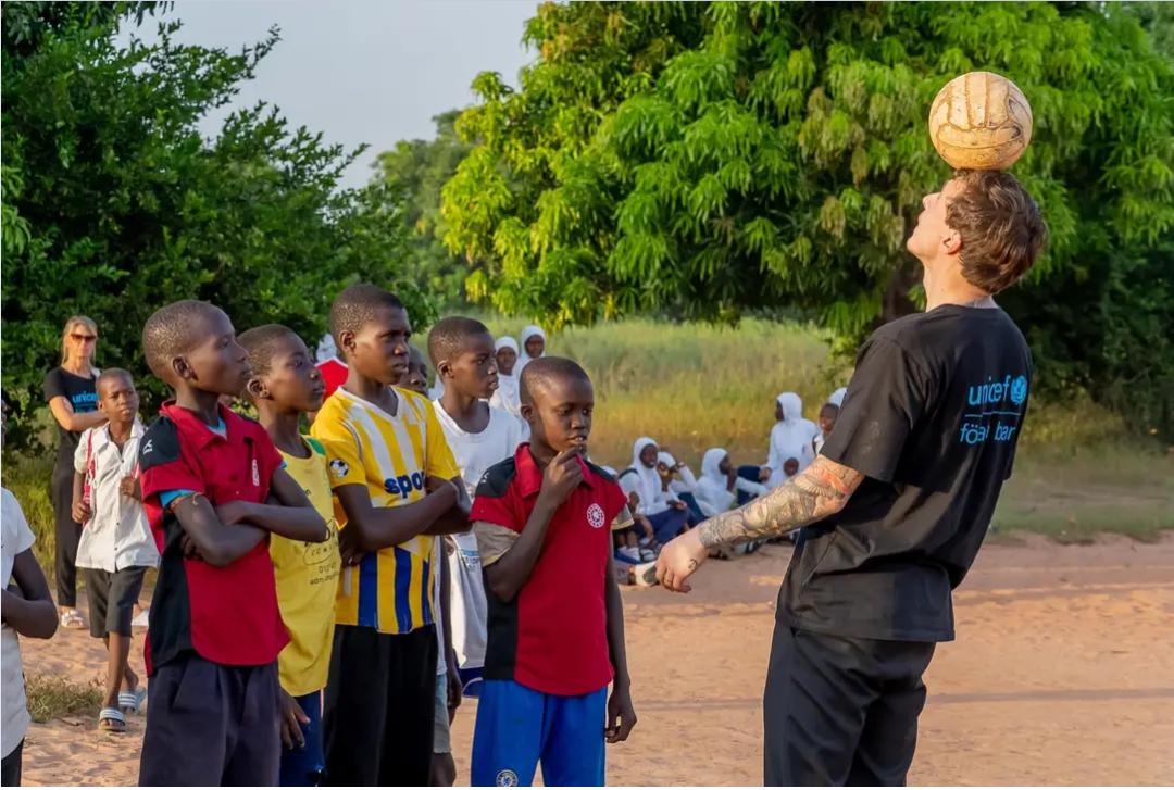 TheRealHF (@hatabfadera1) on Twitter photo Awe-inspiring! <a href="/ManUtd/">Manchester United</a> defender and <a href="/UNICEF/">UNICEF</a> Goodwill Ambassador <a href="/vlindelof/">Victor Lindelöf</a> plays football with kids in my native Gambian village. Awe-inspiring! <a href="/ManUtd/">Manchester United</a> defender and <a href="/UNICEF/">UNICEF</a> Goodwill Ambassador <a href="/vlindelof/">Victor Lindelöf</a> plays football with kids in my native Gambian village.
