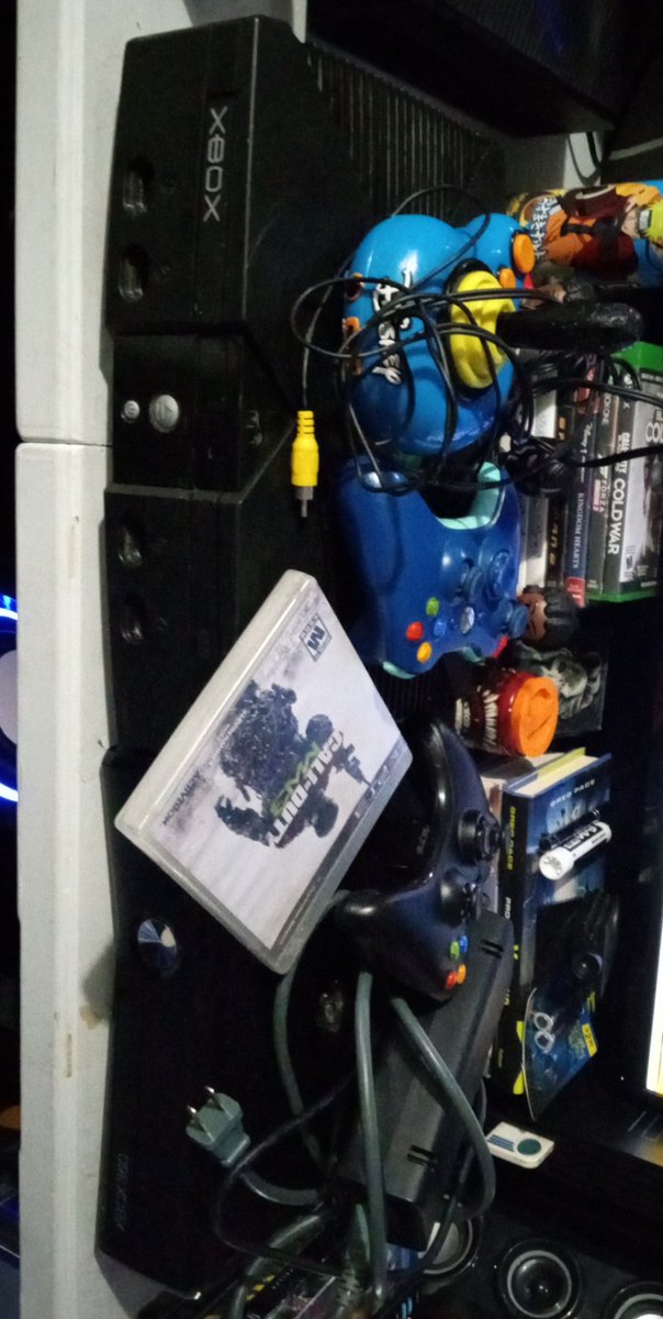dummy_mode962's tweet photo. Acquired both of the older Xbox tonight an old Disney game mw3 let's fucking go!! #collectorsitems #ContentCreator #gamer #oldschoolgaming https://t.co/yzUIFRdVzO