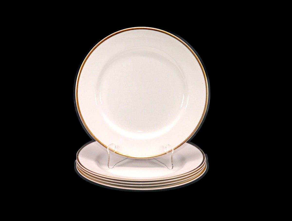 G97816960Girl's tweet photo. Five almost antique Johnson Brothers JB570 dinner plates made in England. https://t.co/ERWirWgUZH via @Etsy #BuyfromGroovy #antiqueshop #tableware #vintagetableware #vintagedishes #EtsySellers #JohnsonBrothers #JohnsonBrothersJB570 #weddingtableware https://t.co/pixAvLANOi