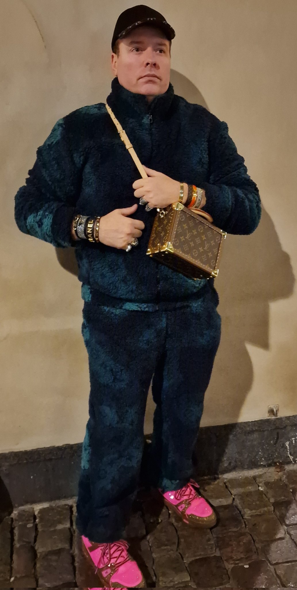 Richard Heart on X: $20,000 #LouisVuitton tracksuit, hat, hardsided trunk man  purse, crystal shoes. Bracelets: #Chanel, #Dior, #Hermes, #valentino,  #gucci, #prada, #cartier.  / X