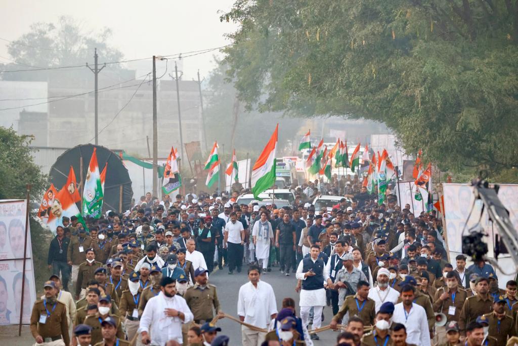 INCIndia's tweet photo. कारवां बढ़ता रहे...देश मेरा जुड़ता रहे

#BharatJodoYatra https://t.co/12sceJpuID