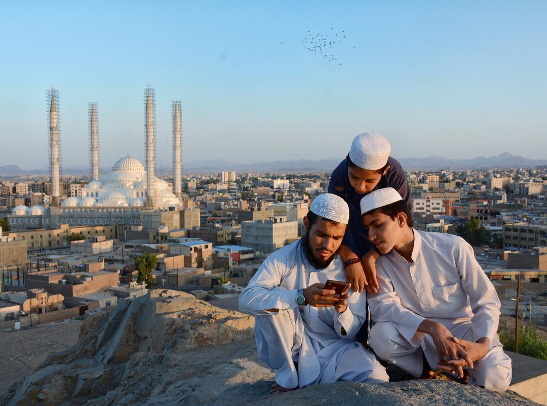 «از ویژگی‌های برجستهٔ قوم کوچ و بلوچ در شاهنامه، همواره مسلح و تمام پوشیده بودن (با اشاره به پارسایی...