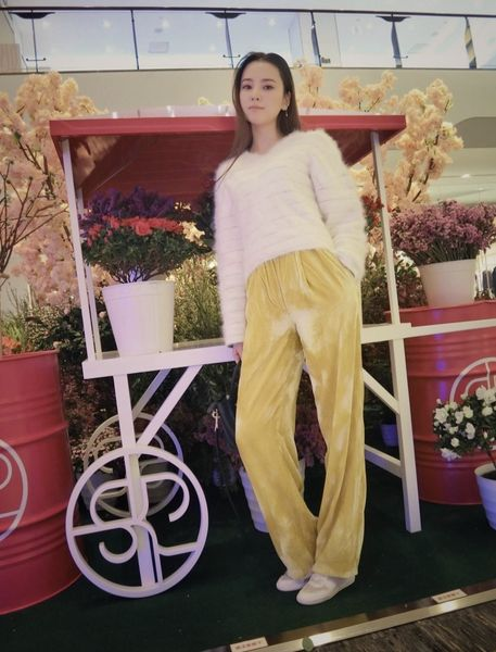 joey__joey86's tweet image. I went shopping in the square today and asked a beautiful woman to take pictures for me. I have to say that this beautiful woman has very good photography skills.😊