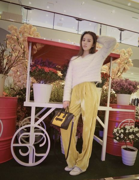 joey__joey86's tweet image. I went shopping in the square today and asked a beautiful woman to take pictures for me. I have to say that this beautiful woman has very good photography skills.😊