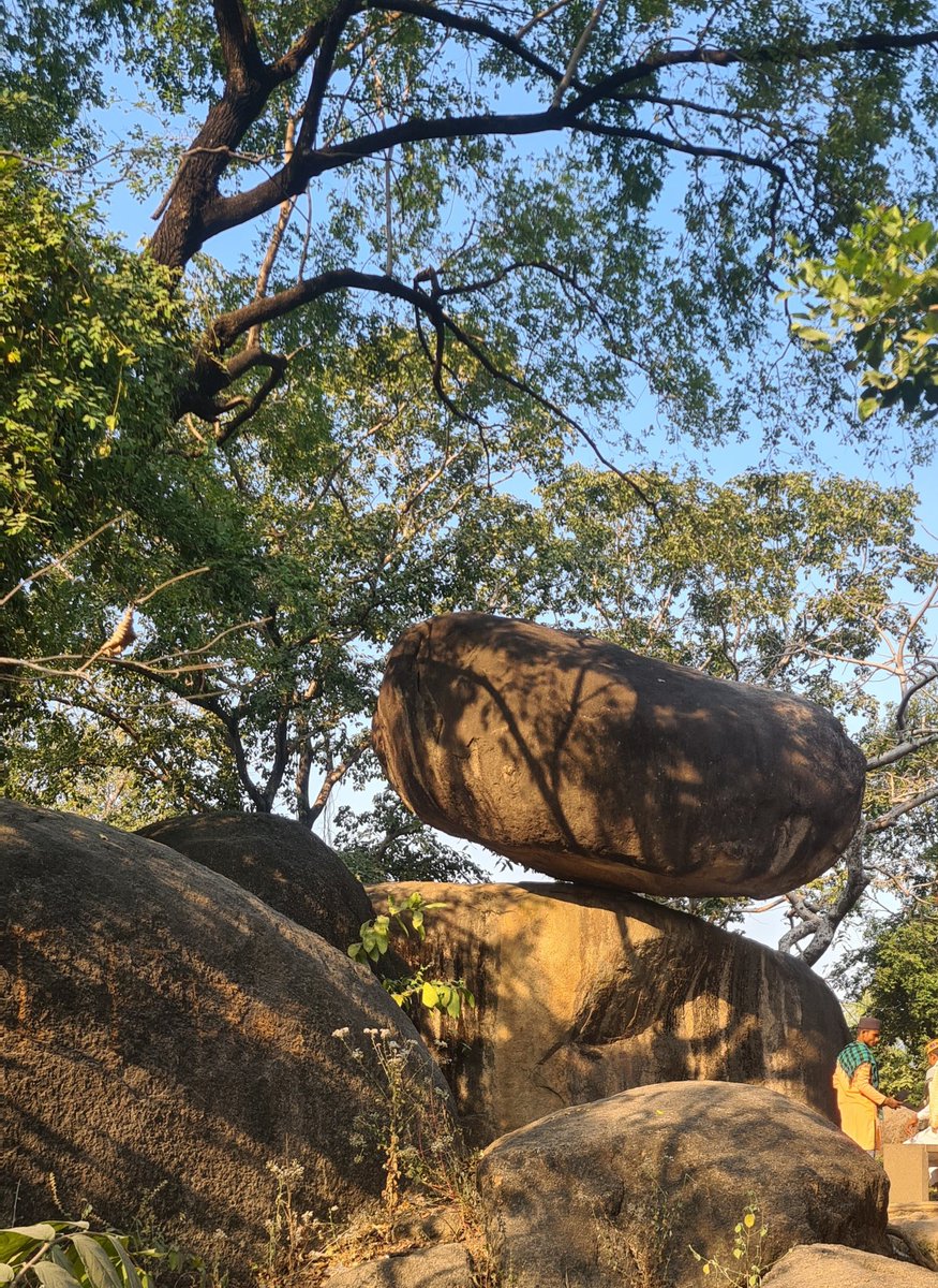 NrjNambo's tweet photo. #BalancingRock, #jabalpur
are basically eroded volcanic rock formations have also survived earthquakes of magnitude up to 6.5 on Richter scale.Only two places in India has this, one at Mahabaleswar. It's amazing how it can be standing there years after years.#MadhyaPradesh https://t.co/iQWq1gG0WW