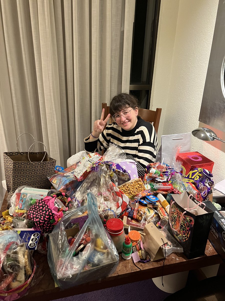 joanamarcusx's tweet photo. México os quiero mucho pero please en la fil no me traigais mas comida que no sé si podría llevarme mucha más :,) https://t.co/4TFZrgukaN