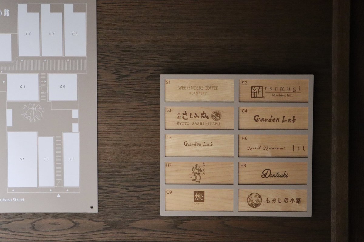 『もみじの小路』
第3回記念感謝茶会に参加させて頂きました🍁
⁡下京区石不動之町にあるもみじの小路でのお茶会に行ってきました🍵
⁡
雨に打たれることで、石畳や草や木がうるんで見えて、きらきらとした光沢を放っていて普段とは違う姿を見ることができました☺️
#もみじ #雨 #レコネ #京町家