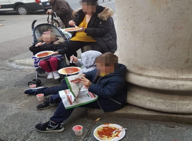 irelandeye32's tweet photo. the fogotten homeless children of ireland. ignored by fianna fail, fine gael, the green party and sinn fein.  irelands shame.  mean while undocumented migrants are housed in 4 star hotels with 3 meals a day. disgusting. https://t.co/ne8rKE5RxI