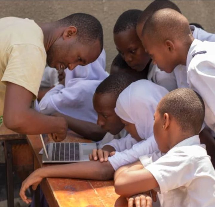 baraka_machumu's tweet photo. Teaching them by showing them what I am doing to save our #Planet
#ClimateEducation #ClimateJustice #ClimateAction #Children4Climate #ChildrenMatter #Faiths4Climate https://t.co/nVpE1J6RPy