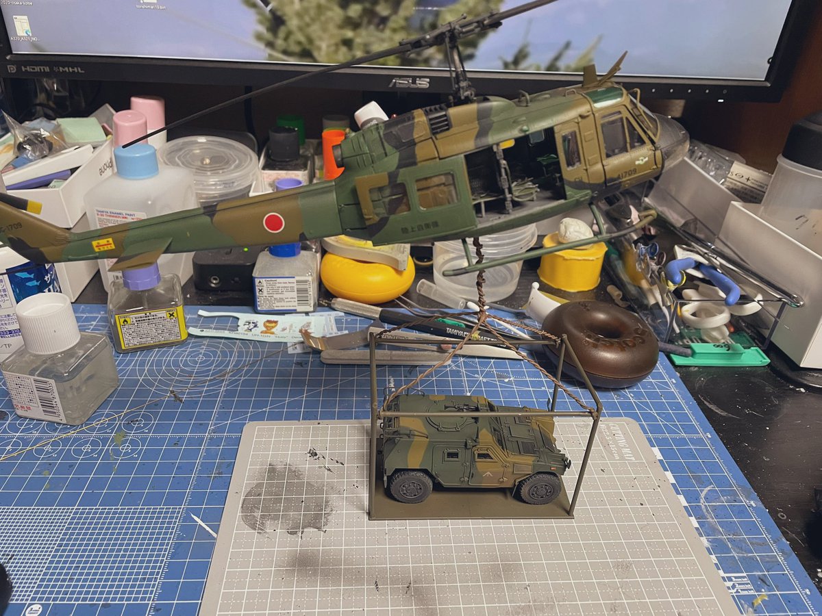 積みプラになっていた1/48UH-1をやっと作りましたが、youtubeでジオラマを偶然観て、思いたった次第ですわ。まぁ、実際には無いシチュエーションですが、雰囲気ということでお願いします。
もしかしたら、これからジオラマに発展させるかもです。