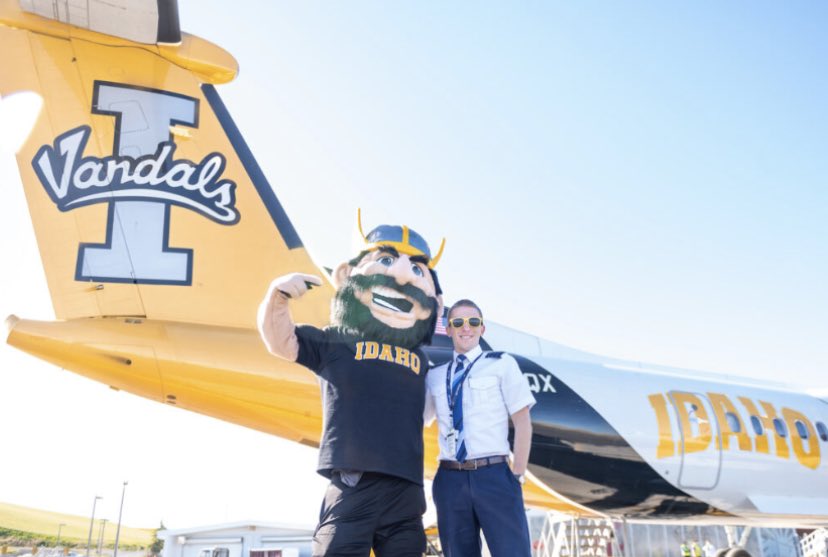 supportVSF's tweet photo. Let’s just keep the ball rolling @AlaskaAir https://t.co/VXt7Xj64DK