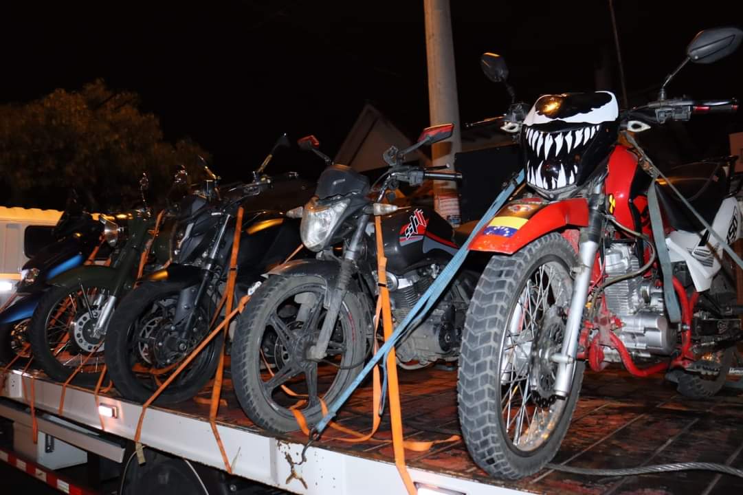 WRadioEc's tweet photo. #Cuencs
Se realizó un operativo  interinstitucional por la prevención y seguridad.

Agentes de tránsito cumplen con el  control de motocicletas, vehículos sin documentos, sin placas y polarizados.
@emov_ep https://t.co/t8qO3zCiNi