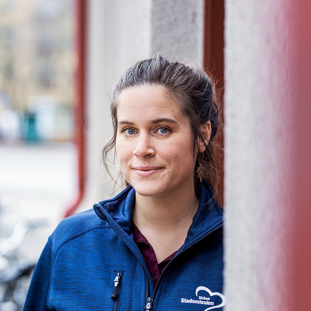 ”Det värsta jag vet är att möta barn som är ”grå”. De varken skrattar eller ler. Jag ser hur föräldrar kämpar, men barn märker oron. I såna lägen fångar vi upp familjen och bjuder in till vår öppna mötesplats. Det är fint att se när skratten kommer tillbaka.” 
Lisa-Lo, socionom