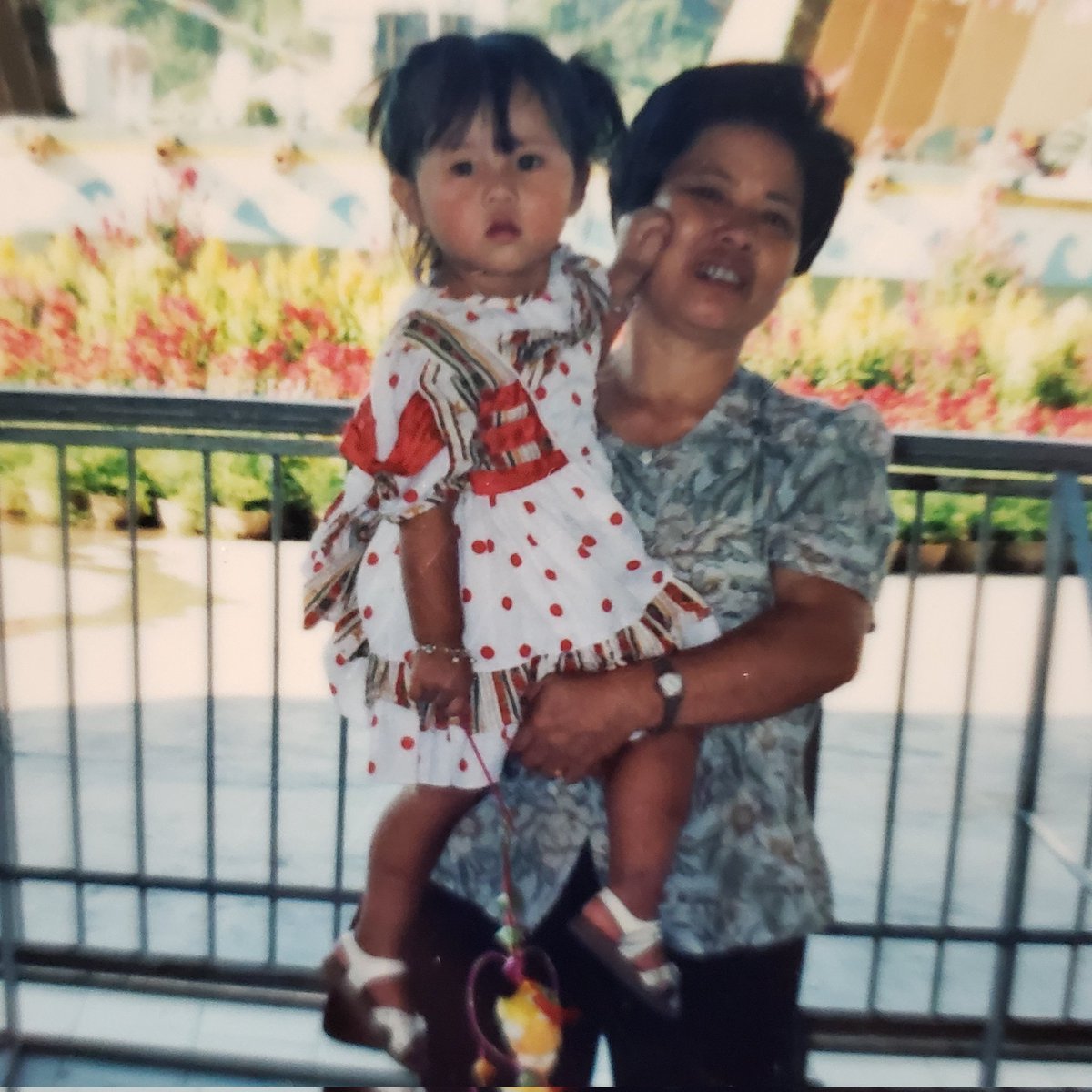 Butterflies0814's tweet photo. my whole heart shattered into tiny little pieces๐๐ญ๐ญ๐ญ๐ญ๐ญ like this can't be true #RIPAunt you took such good care of me when i live in china back when i was little ๐ง๐ป i thank you so much for taking good care of me and my brother!! #GoneButNeverBeForgotten https://t.co/dcnkwrFUfG