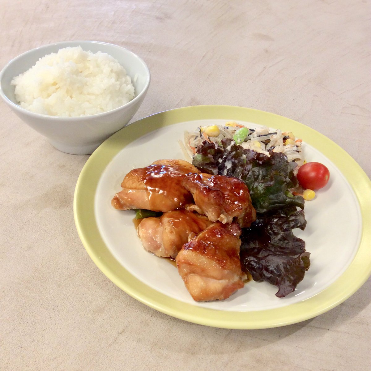 arbo_kitchen's tweet photo. 本日のメニューは鶏の照り焼きです😊

お肉をタレに漬けてから焼いているので
しっかりと味が付いております✨

#こども食堂
#子ども食堂
#arbo_kitchen
#アルボキッチン 
#clasishome
#クラシスホーム
#クラシス
#clasis
#アルボ
#arbo https://t.co/Z8QkTUFtcb