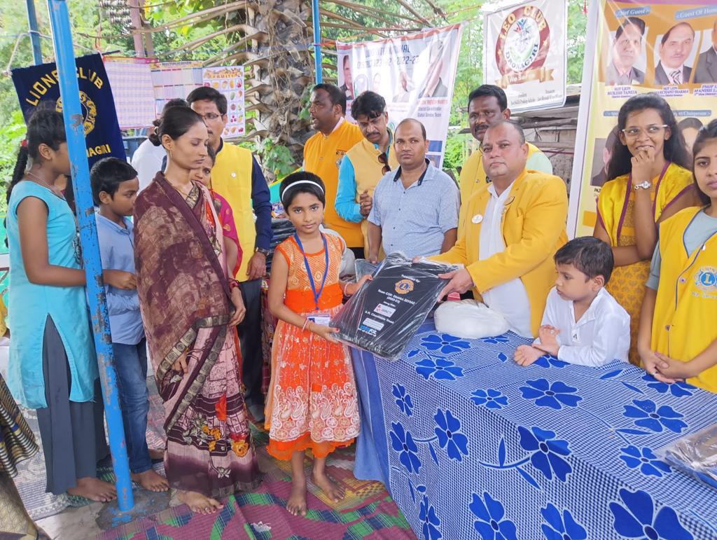 ProsocInnovatrs's tweet photo. #DESKITDistribution by @LionsClubsIndia.  

#schoolinfrastructure #bettereducation https://t.co/mtqQz2VMnx