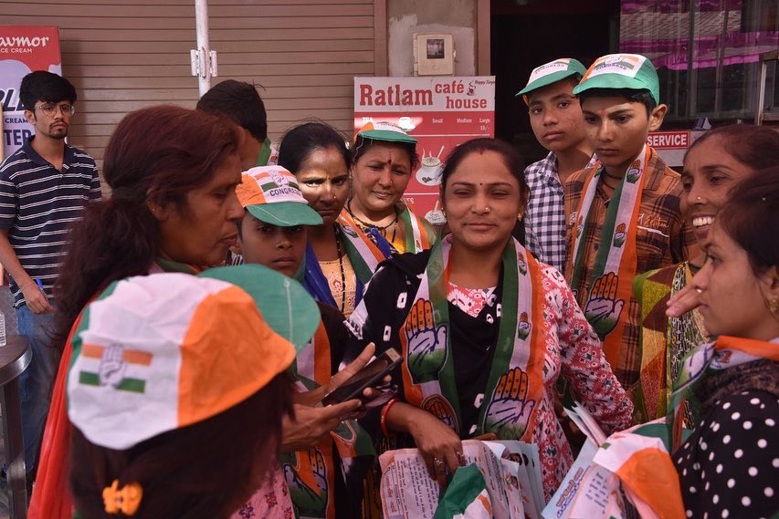 gadhvi_balvant's tweet photo. જનસંપર્ક અભિયાન દરમિયાન વાંચ ગામ માં જનસભા સંબોધી સમસ્ત ગ્રામજનોના વિજયી સંકલ્પ સાથે આશીર્વાદ મેળવ્યા. વાંચ ગામ ની જનતા પંજા ને મત આપી પરિવર્તન કરવા મક્કમ છે.✋
#vatvaassembly #vatvaelections #vatvamodel #BerojgarKiAavaz #rojgari
#SupportUnemployed #RojgariMelvo https://t.co/MGdUC8IPKe