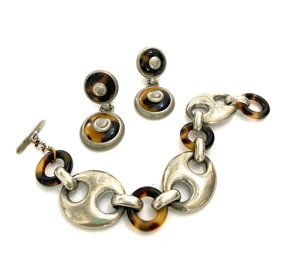 VintageImagine's tweet photo. Ben Amun Bracelet and Earring Demi Matte Silver Tone Resin Link Bracelet Clip-on Dangle Earrings High Fashion Designer Signed Gift for Her #VintageDemi #VintageSet
$90.0
➤ https://t.co/8PUFCbJheh https://t.co/NlosMlqrcv