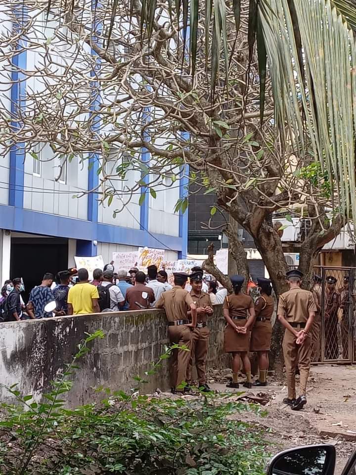 anuruddha_lka's tweet photo. #Breaking
Dan priyasad, who was a major suspect of May 09 th attack, is currently conduction a demonstration infront of Lanka teachers union office against starlin.

More :https://t.co/gmcT3a7Nf9 https://t.co/SK0o5avg56