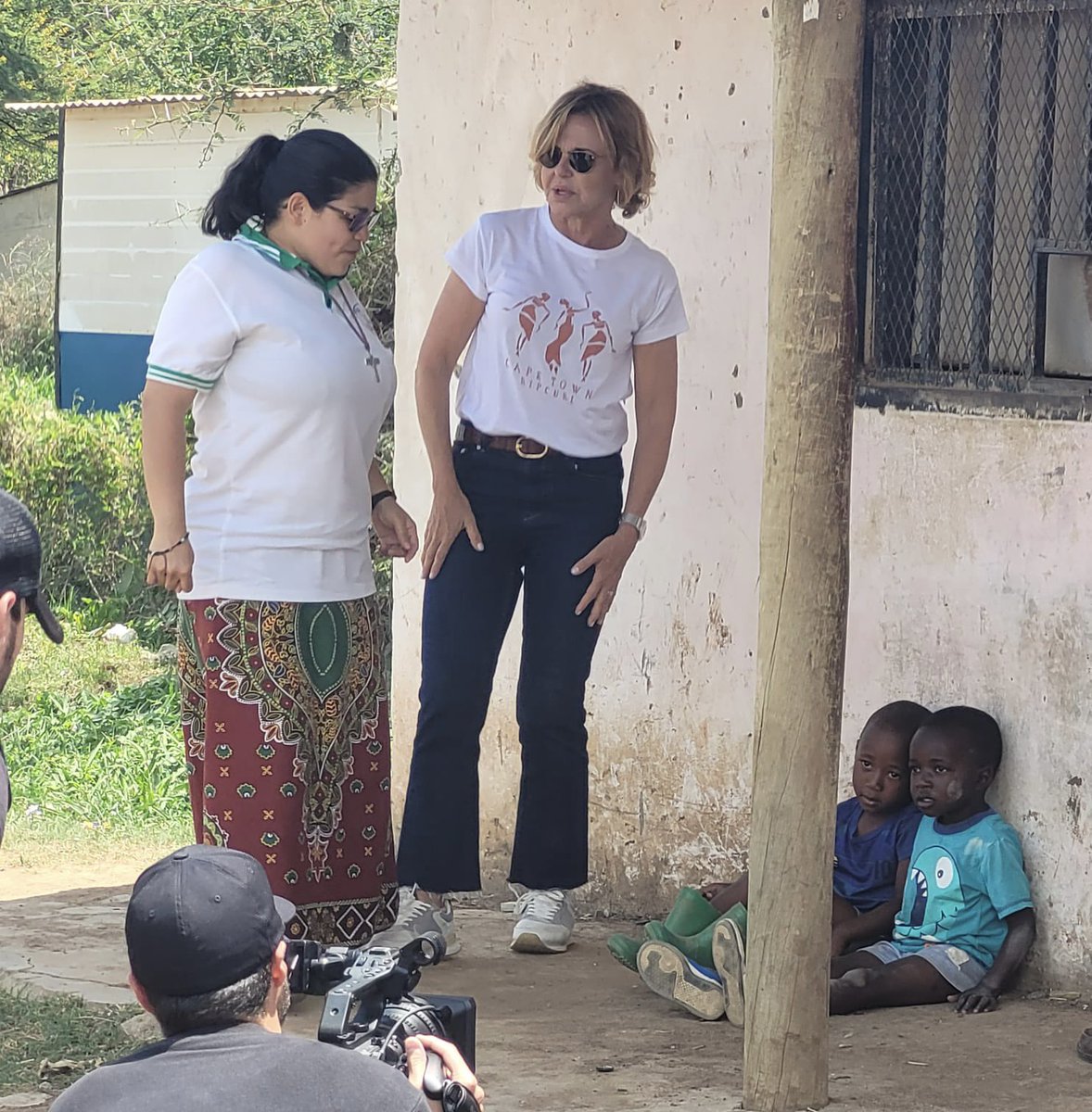 almuariza's tweet image. Marta es este ser maravilloso con quien aparezco en la foto. 
Trabaja para empoderar a las mujeres más pobres del guetto negro de #Mamelodi. 
Le he prometido poner en marcha una campaña para comprarles unas máquinas de coser. Con muy poquito se les ayuda. 
¿Me echaréis una mano?