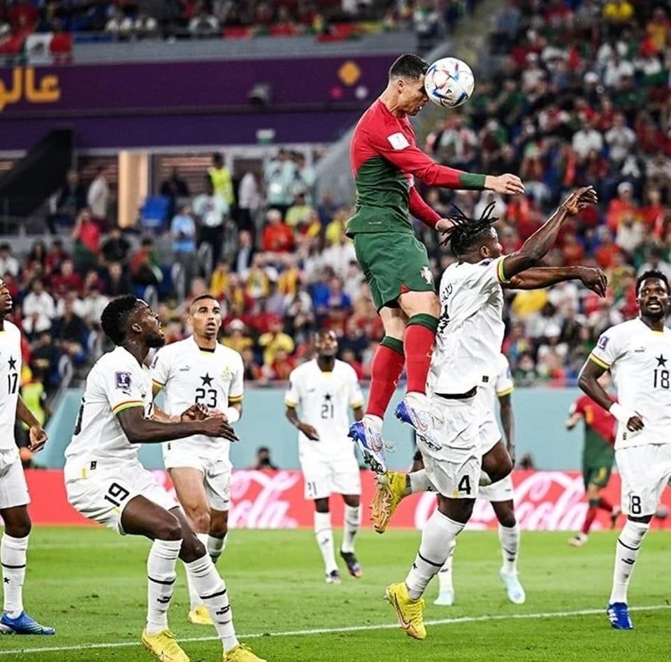 Realbj21's tweet photo. El #Bicho @Cristiano con 37 años sigue volando, y sigue haciendo historia 5 mundiales y el los 5 metio goles.
Tiene pa rato......
#Portugal #FIFAWorldCup @FIFAWorldCup #Qatar2022 #CristianoRonaldo #WorldcupQatar2022 https://t.co/vs9m0Yhk2O