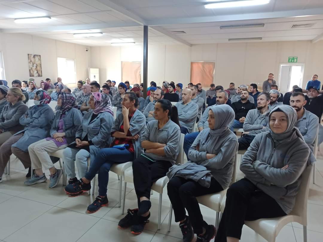 BirlesikMetal's tweet photo. Genze #HTSOLAR işyerinde eğitimdeyiz.
İşyerinde planlı Aylık Sendikal eğitim hakkımızda üyelerimizle bizlere hayatın her alanında gerekli olan doğru iletişim yöntemleri üzerine eğitimimizi gerçekleştirdik.
#Yaşasın #Örgütlü #Mücadelemiz. https://t.co/DjOpoFvTLD