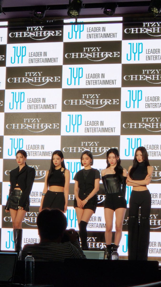 #Itzy Press conference for #CHESHIRE 😻 221125