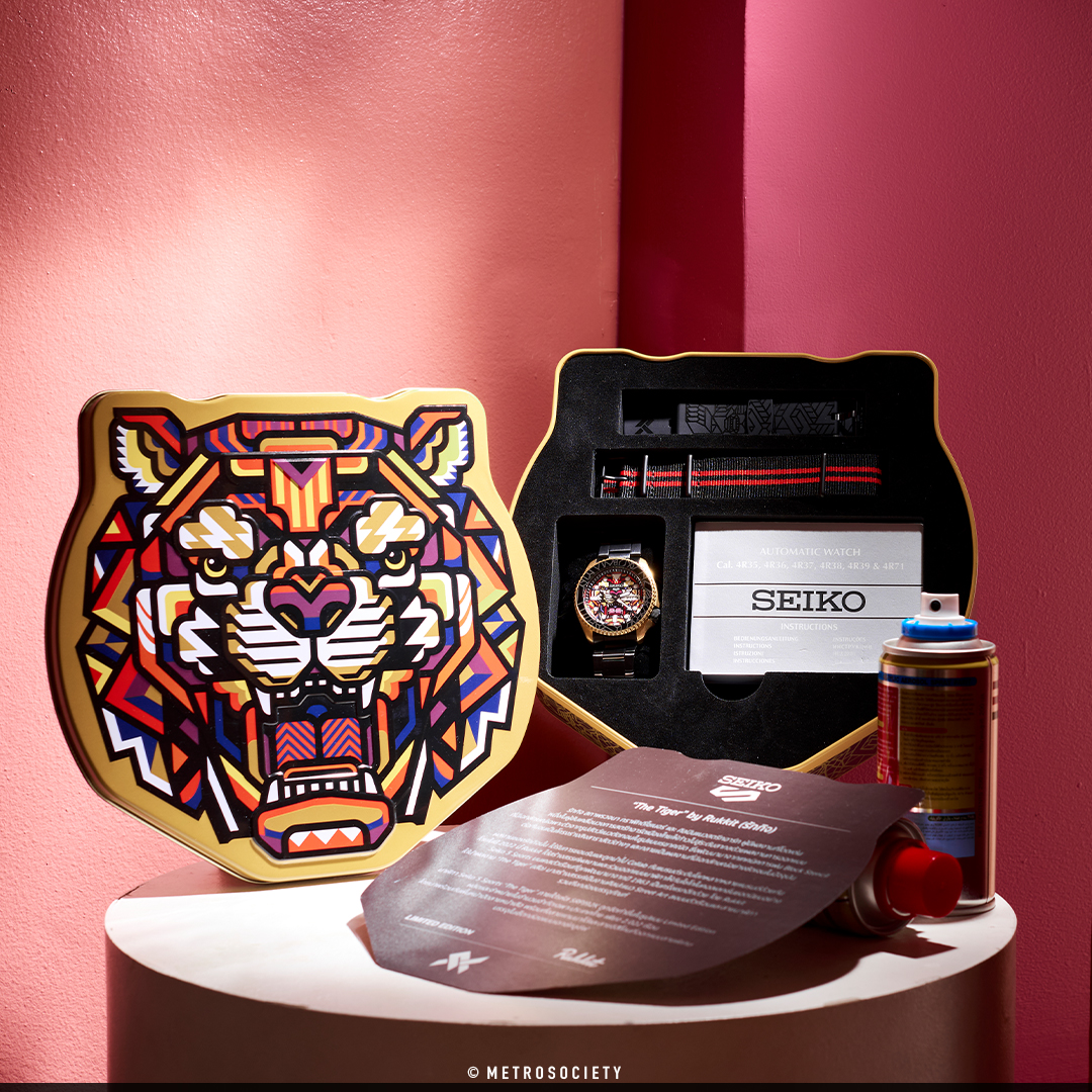 MTSmag's tweet photo. #RECOMMENDED • SEIKO X RUKKIT “THE TIGER” LIMITED EDITION อีกหนึ่งการคอลแลปด้วยความภาคภูมิใจอีกครั้งของคนไทยเมื่อ ไซโก ไฟว์ สปอร์ต ได้ร่วมกับ รักกิจ สถาพรวจนา หรือ “ @Rukkit ” ศิลปินแนวสตรีทอาร์ตชื่อดังของไทย
#Seiko #SeikoThailand #5Sports #Rukkit
#watch #watches #menwatch https://t.co/KZFwxWfeI5