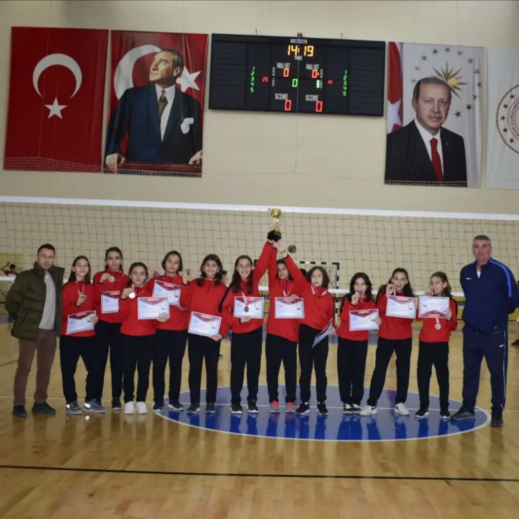 5701Inonu's tweet photo. Kızlarımız Sinop Okul Sporları Voleybol müsabakalarında il ikinciliğini kazandılar. Kızlarımızı ve öğretmenlerini tebrik ediyoruz. https://t.co/P6Y9NpTntT