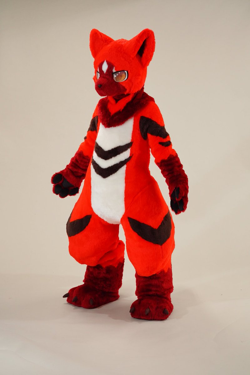 tsaibozon's tweet photo. #FursuitFriday 首次參戰（？
又過一個禮拜
全毛已經製作完成🥺
接下來就是等寄送了❤️❤️

我後面那個好大喔（？
那個菱形真的好顯眼www https://t.co/NLFpmKIyf2