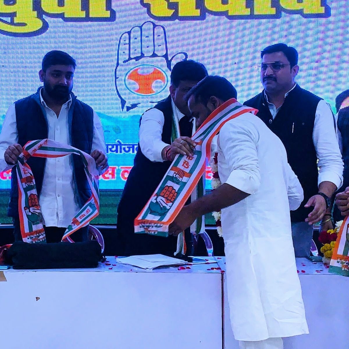 iyc_hemant's tweet photo. लखनऊ स्थित प्रदेश कार्यालय में प्रांतीय अध्यक्ष श्री @nakuldubeyup जी एवं @IYC जिला अध्यक्ष लखनऊ श्री @ankitdyclucknow प्रशासन प्रभारी @dineshsingh_inc जी के द्वारा अपने अन्य साथियों के साथ @INCIndia की सदस्यता ली।
#inc #INCIndia #incUP #IYC https://t.co/CkoCEonu3g
