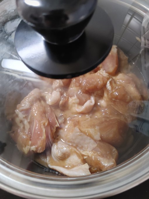 もう抵抗しても無駄だぞ…!(油の跳ね返り) 