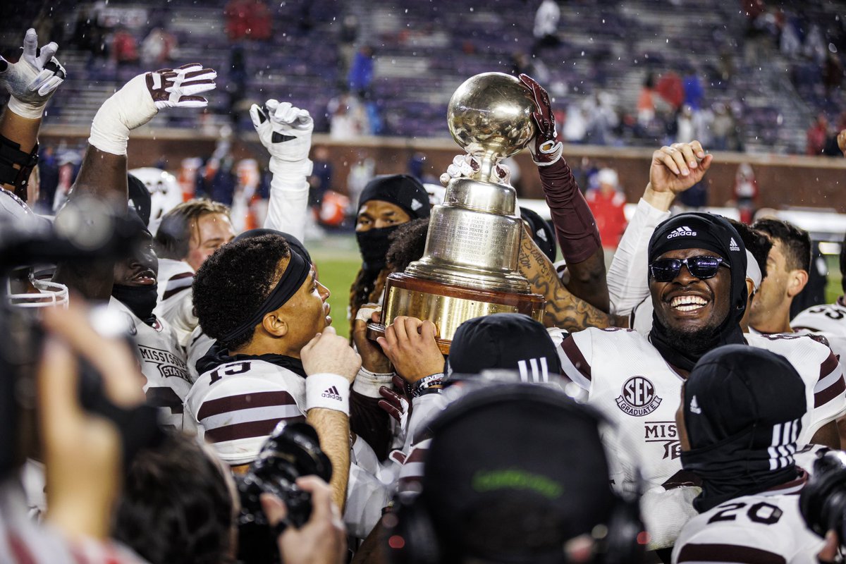 HailStateFB's tweet image. The Dawgs (and the 🏆) will arrive back at Leo Seal Jr. Complex in Starkville at approximately 12:45 AM

#HailState🐶