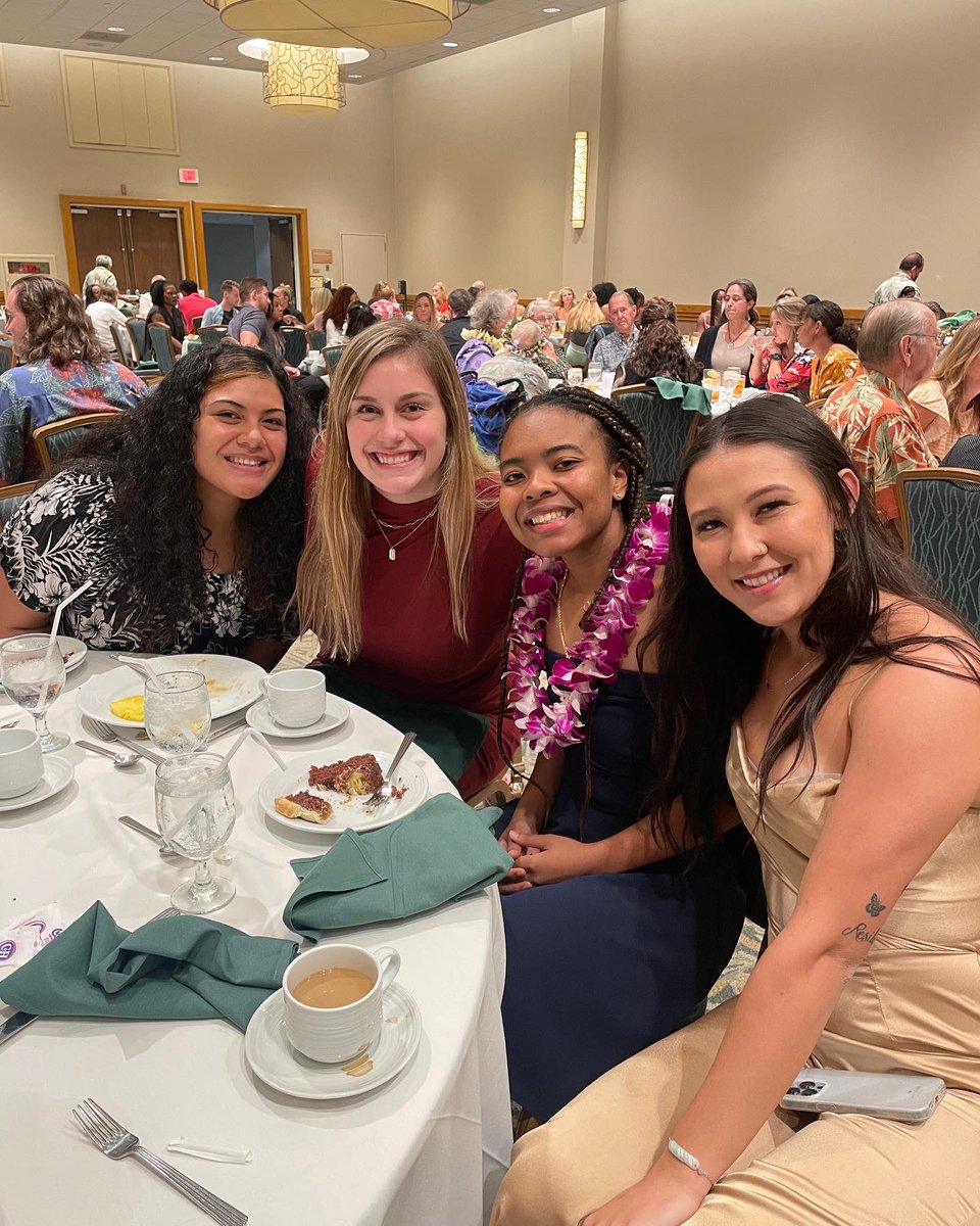 HawaiiWBB's tweet photo. When there’s a good to be had, we’ll be there! #HappyThanksgiving #GoBows #SISTAHHOOD https://t.co/Mjlyz7UsYU