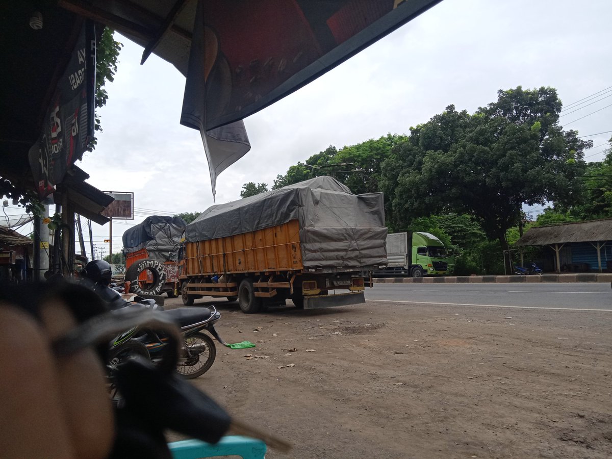 Mau lanjut nuntun ke pom bensin masih jauh, akhire nunggu penjualnya kulakan bensin.