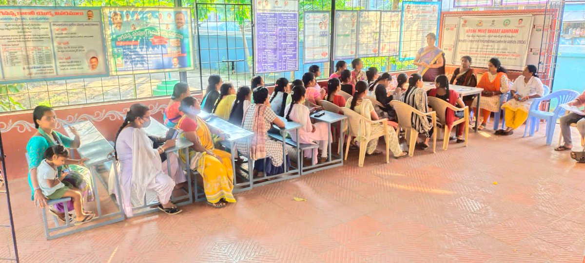 mahilapolicevzm's tweet photo. #Deaddiction:
#Mahilapolice, Vzm Urban visited #VimukthiDeaddictioncentre at Baba Metta, Vzm &amp;sensitizing people regarding various illeffects of #AlcoholIntake &amp; #DrugAbuse.Also motivated them to join addicted persons in the centre.
@APPOLICE100 @Policevzm @sdpovzm @ArogyaAndhra https://t.co/BEuAaJNyBX