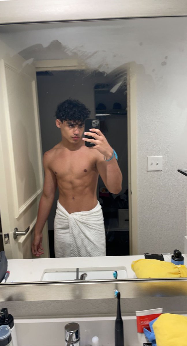 Hot Dudes Good Mood 🇺🇦 on Twitter: "RT @alejandrozario: hi im bored"