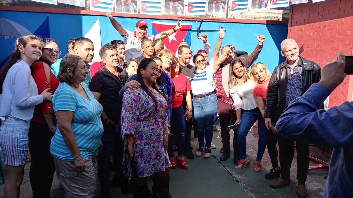 PlGuate's tweet photo. El dúo cubano Buena Fe compartió con colaboradores de la Brigada Médica de la isla en Guatemala, en un alto a los conciertos programados en Trova Jazz y Antigua.#PrensaLatina https://t.co/eSVgTVs9GL