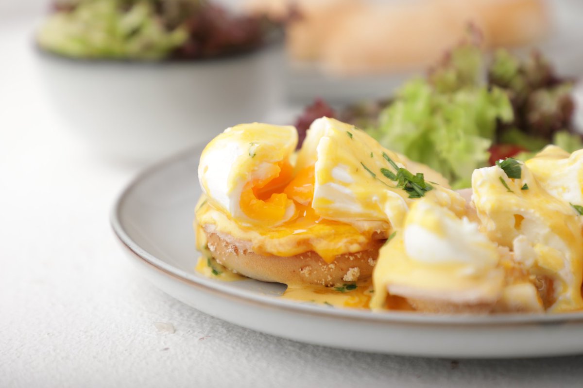FrenchBakeryDXB's tweet photo. It’s breakfast time! What’s on your menu? 😉 We can’t wait to dig in to our yummy Egg Benedict! 😩

#frenchbakery #frenchbakerydubai #breakfast #eggbenedict #delicious #dubaifoodie https://t.co/lWuT4qTUne