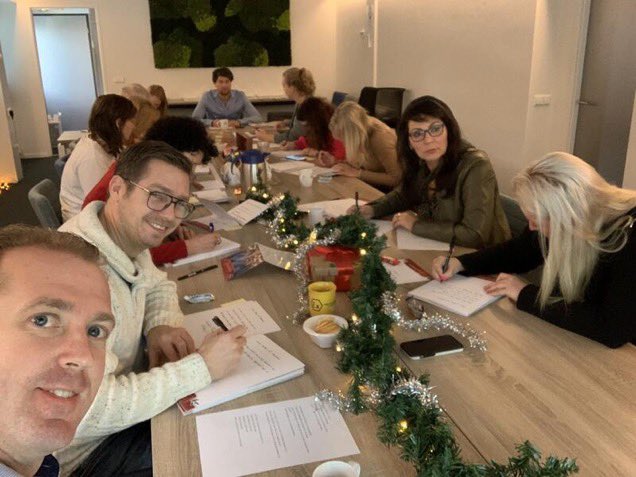 Hitmabv's tweet photo. O.a. deze toppers zijn druk bezig geweest met het schrijven van kerstkaarten. We hopen zo veel mogelijk eenzame ouderen blij te maken met een persoonlijk berichtje! ✨

#werkenbijHitma #kerstactie #toppers #werkenbij #kerstgroet #ouderenfonds #kerstkaart https://t.co/7bCeFD6NaD https://t.co/ShQx3UZ0eR