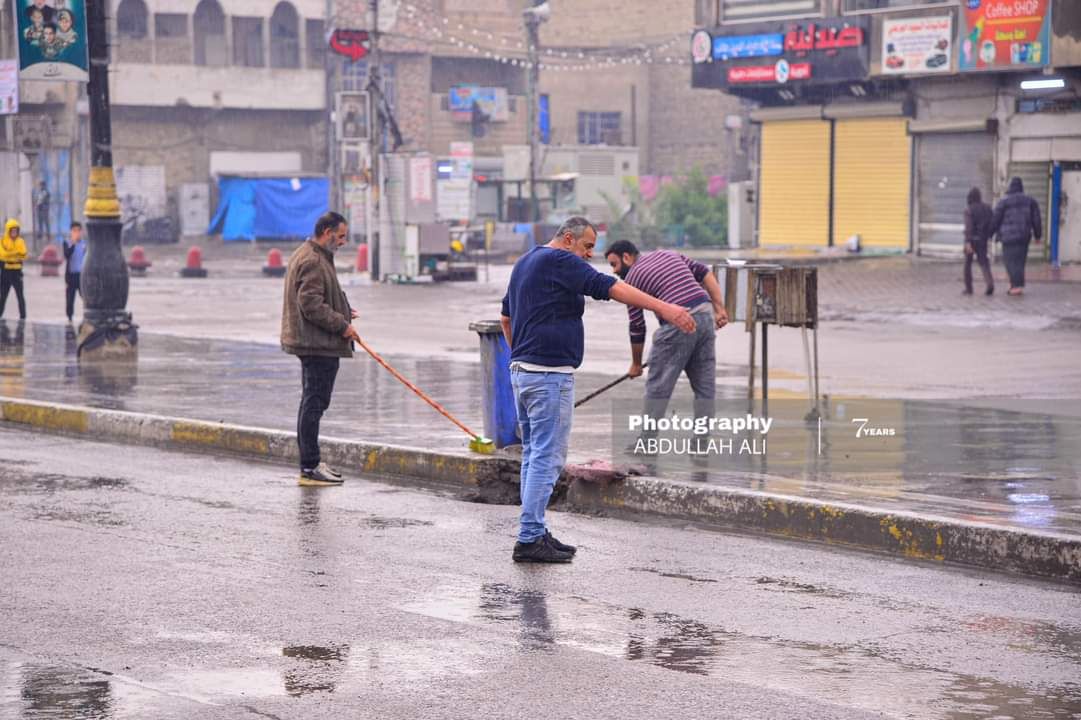 QJ43s's tweet photo. ابناء الخط الصدري يأدون فريضة الجمعة تحت اجواء ممطرة في العاصمة بغداد مدينة الصدر . https://t.co/QywkhTLtvL