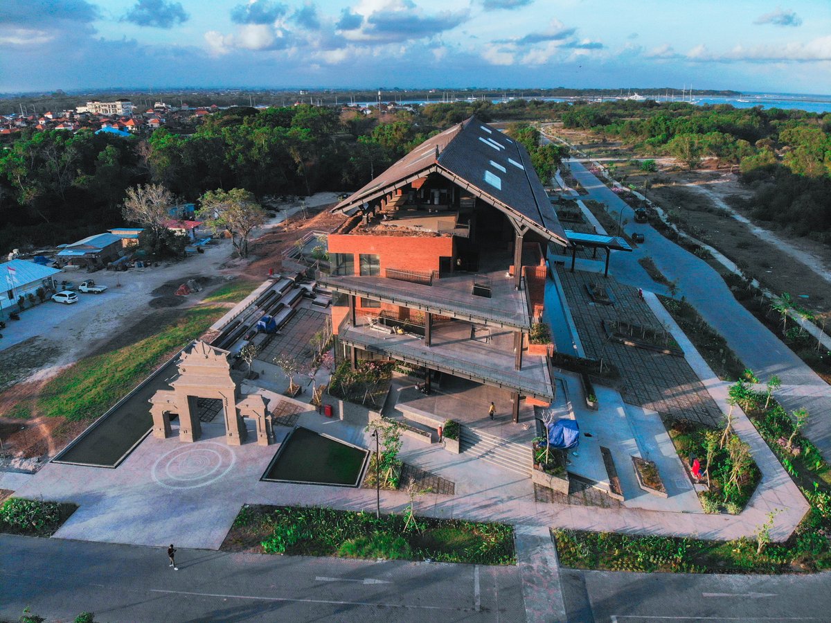 CSCECNEWS's tweet image. With an area of 10,380 m², the Tsinghua Southeast Asia Center in #Indonesia inherits the traditional Balinese architectural style while implementing the concept of environmental protection, as solar panels are used to provide electricity for daily lighting. #architecture #Bali