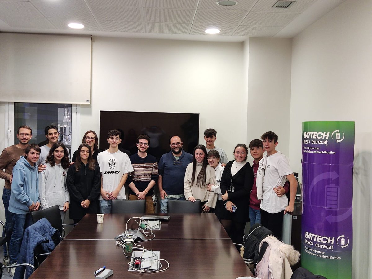 FEDACSantFeliu's tweet photo. #FEDACIcons segueix treballant dur per la #fllsuperpowered aquest com visitant @IREC_Energia de la mà d'en Juan Carlos González Rosillo i l'Ismael Babeli @i_babeli, científics i investigadors en Nanoiótica i piles de combustible que ens han resolt molts dubtes! Moltes gràcies! https://t.co/t9Aq0NSR6A