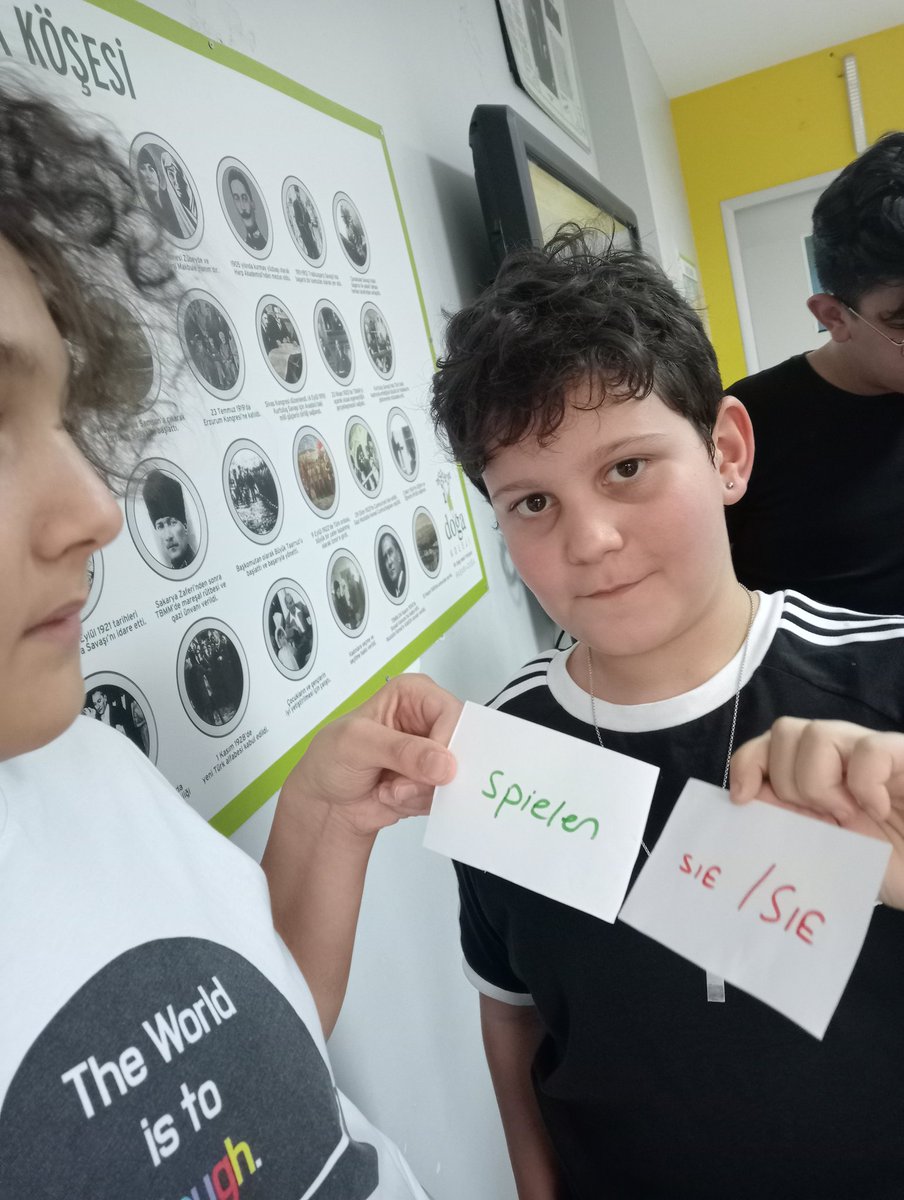 Paar-Spiel mit 6. Klasssen 🇩🇪 Fiil çekimlerini yarışmayla tekrar ettik, özneler ve fiiller birbirini aradı 🤩💯 <a href="/UdoKywall/">Udo Kywall</a> <a href="/mineasinan/">Mine Sinan</a> <a href="/baris__bilir/">Barış Bilir</a> <a href="/DogaAlmanca/">Doğa Koleji Almanca</a> <a href="/DogaOkullari/">Doğa Koleji</a>