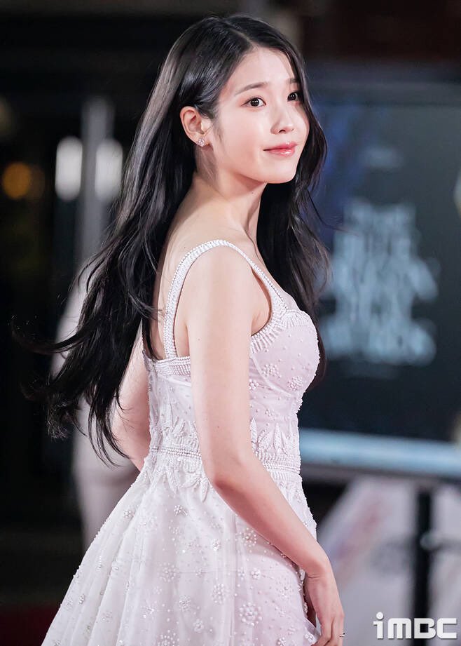 jieun_thailand's tweet photo. วันนี้ไอยูสวยมากจริงๆค่ะ ㅠㅠ🤍
 #LEEJIEUNxBlueDragonFilmAwards https://t.co/ux4WPeqIDJ