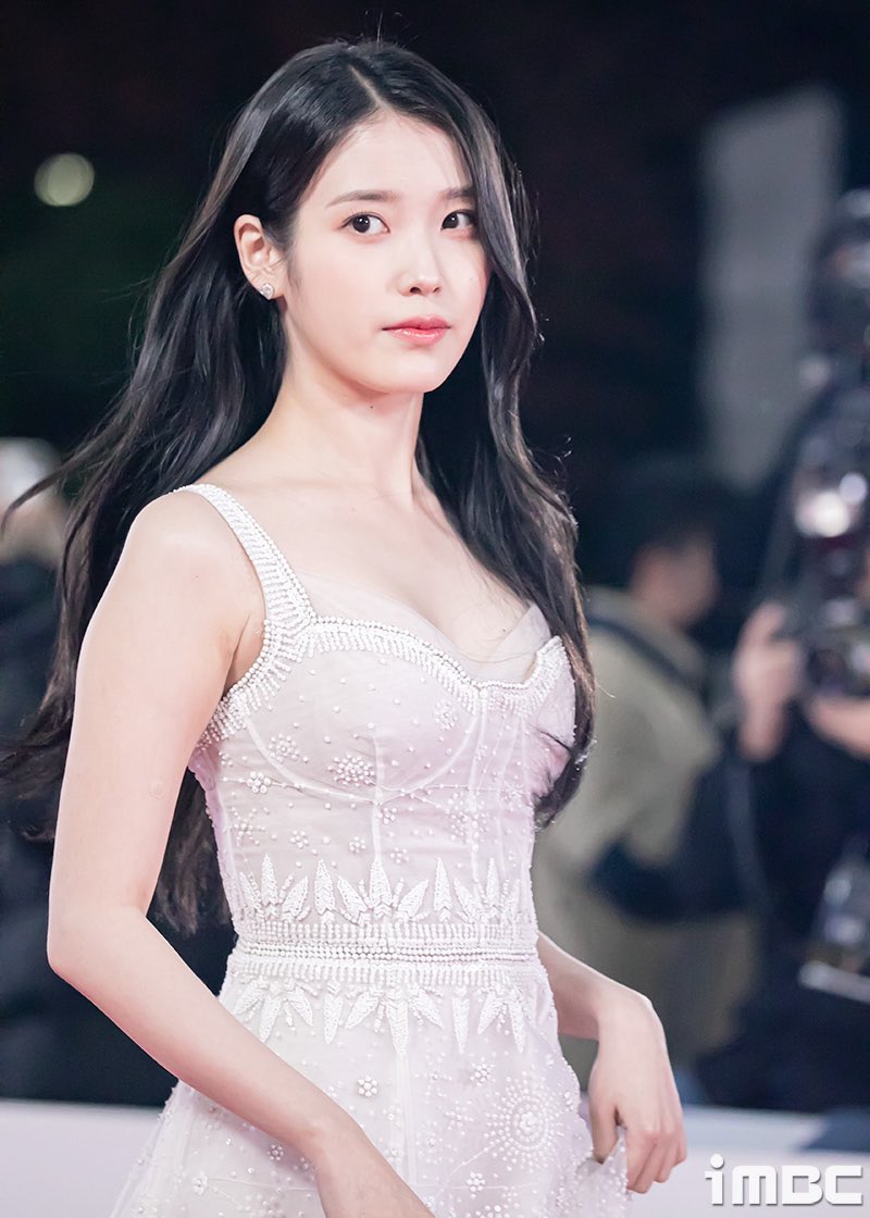 jieun_thailand's tweet photo. วันนี้ไอยูสวยมากจริงๆค่ะ ㅠㅠ🤍
 #LEEJIEUNxBlueDragonFilmAwards https://t.co/ux4WPeqIDJ