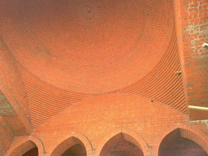 بحمد الله وتوفيقه....قبة بركة السباحة الداخلية بقطر ٧.٠٠ أمتار بدون استخدام شدة خشبية واعتماد على المركز الحر في المنتصف من الحرف اليدوية المحلية البسيطة من عملي المعماري الأخير بشرق السعودية بمدينة القطيف عام ٢٠١٦ باستخدام الطوب الأحمر الفخاري فقط بدون استخدام الخرسانة المسلحة