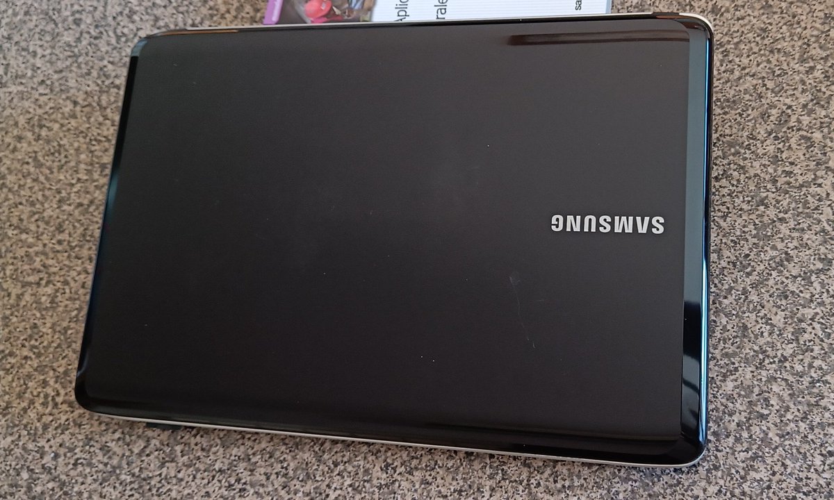ivylunacy's tweet photo. @SamsungEspana @IbaiLlanos Mi 1er móvil con 17 años con acceso a internet con el que empecé a usar WhatsApp y Tuenti y caer en la mala vida de las RRSS😂

Contra todo pronóstico, con la pantalla rota siguió funcionando💪🏻
 
El ordenador me duró tantos años que quedó obsoleto😭😭😭
#BFSamsung #SamsungXIbai https://t.co/FVaZkitZNy